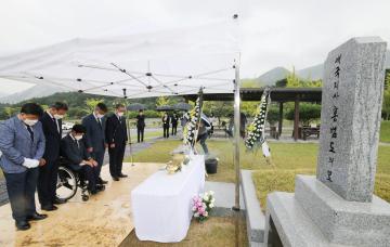 충남도의회 홍범도 장군 묘역 참배