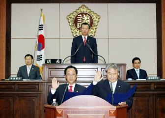 전인석, 박종근 의원 선서